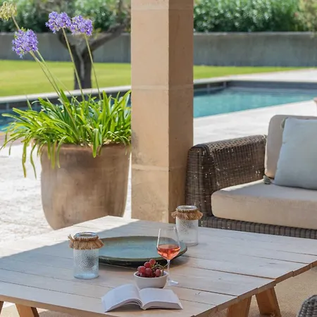 וילה Pelut פוינסה